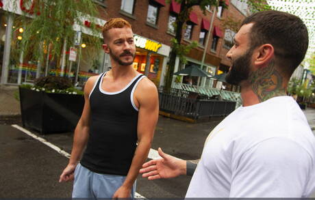 加拿大熟女Markus Kage和身材健美的Starlen Gold在戶外上演火熱的同性戀場景