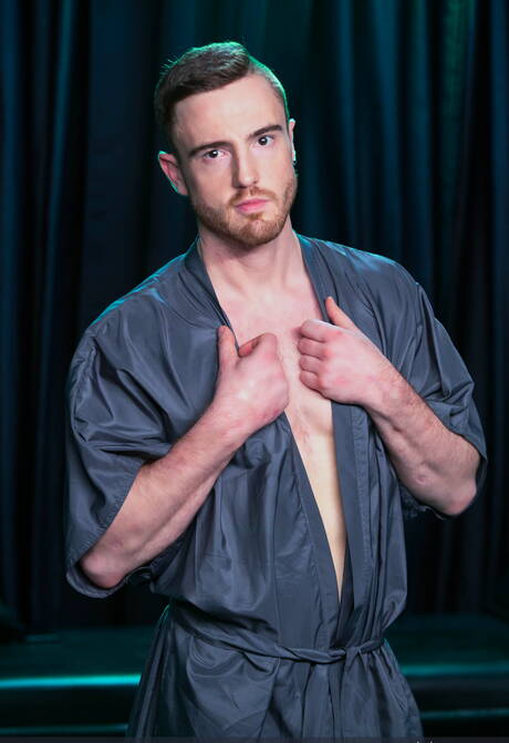 Sportieve en bebaarde homo