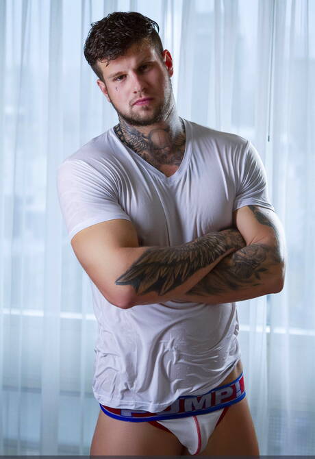 アンドリュー・グリーンとカナダのホットベア、マーカス・ケイジが愛し合う