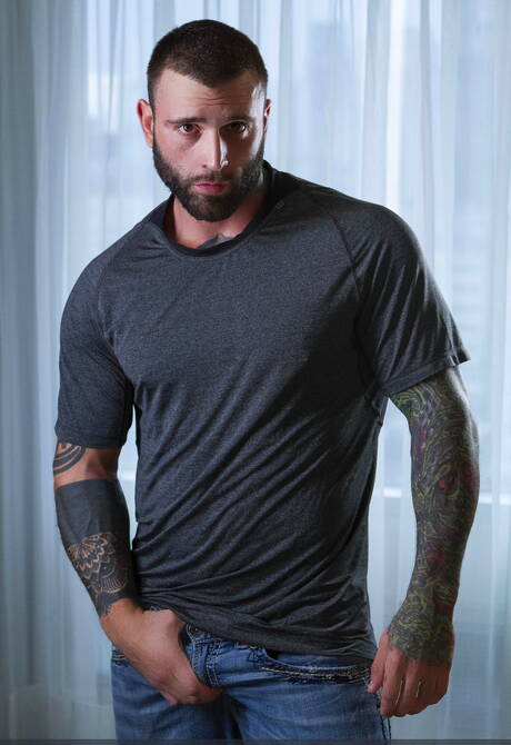 Masqulin: Andrew Green and canadian hot bear Markus Kage make a love