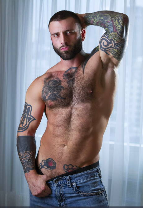 Masqulin: Andrew Green and canadian hot bear Markus Kage make a love