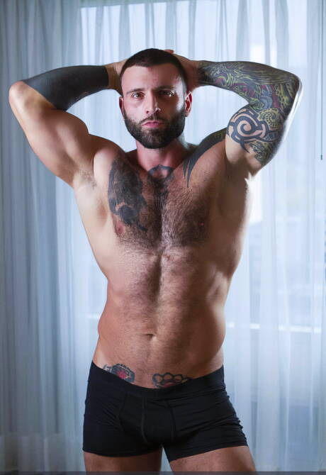 アンドリュー・グリーンとカナダのホットベア、マーカス・ケイジが愛し合う