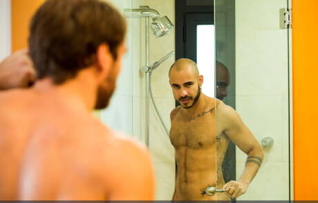 Die tätowierten Glatzköpfe Drew Dixon, Max Adonis und Patrick Dei haben Spaß mit Schwänzen