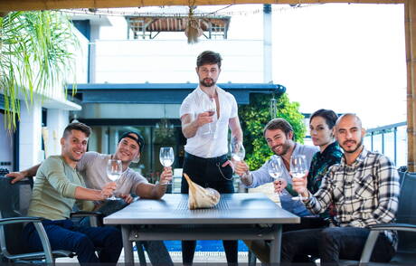 Die tätowierten Glatzköpfe Drew Dixon, Max Adonis und Patrick Dei haben Spaß mit Schwänzen