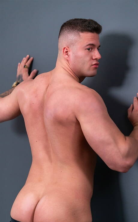 Masqulin: Canadian beefy Clark Delgaty and french otter Olivier Robert make a love