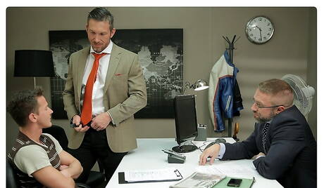 Los chicos calientes Darius Ferdynand, Dirk Caber y Tomas Brand tienen un buen sexo en un trío.