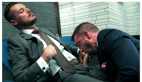 De gespierde Adam Dacre en superstud Scott Hunter hebben een hete sekservaring