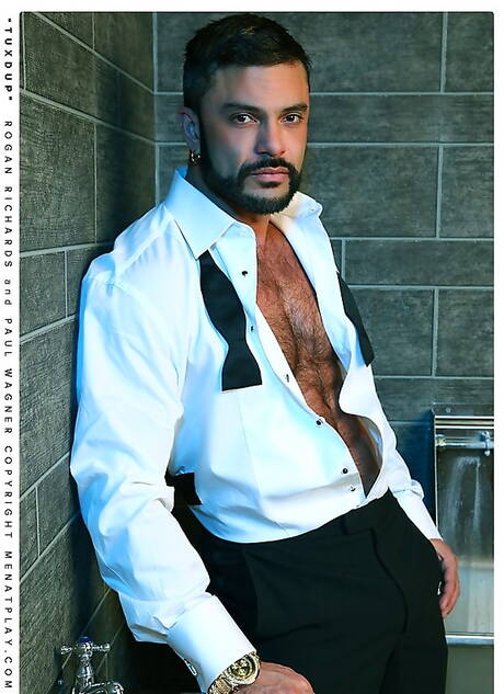 Der starke amerikanische Bulle Paul Wagner und der reife australische Bär Rogan Richards ficken den Arsch, nachdem sie einen Schwanz gelutscht haben