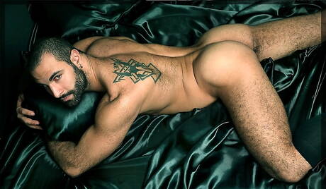 Muscular Paco jerk off