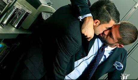 Le beau copain Axel Brooks et le magnifique garçon Harry Louis ont une bonne relation sexuelle