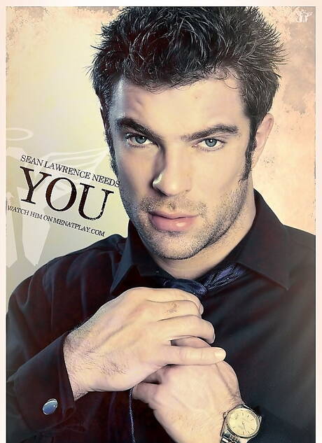 Der muskulöse Sean Lawrence zieht sich aus und zeigt seinen Hintern unter der heißen Dusche