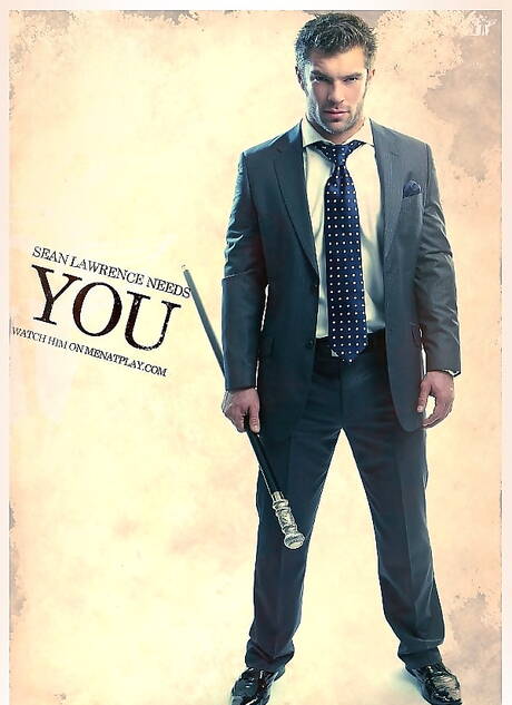 Der muskulöse Sean Lawrence zieht sich aus und zeigt seinen Hintern unter der heißen Dusche