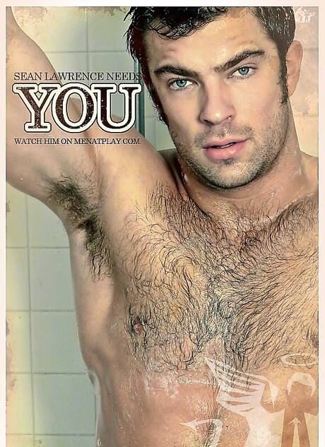 Der muskulöse Sean Lawrence zieht sich aus und zeigt seinen Hintern unter der heißen Dusche