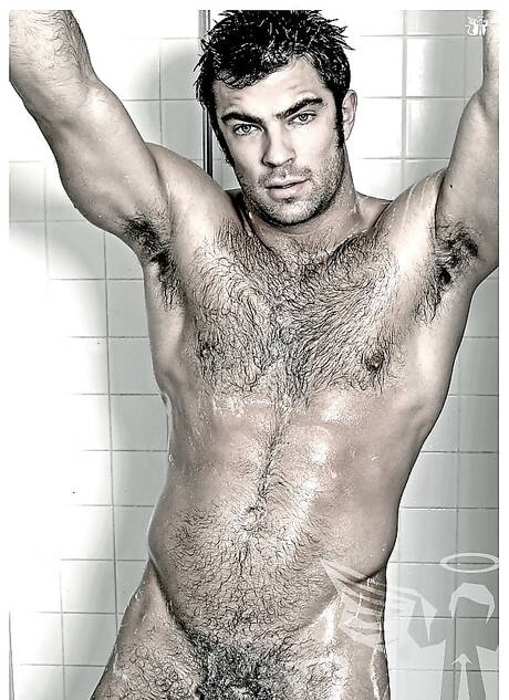 Der muskulöse Sean Lawrence zieht sich aus und zeigt seinen Hintern unter der heißen Dusche