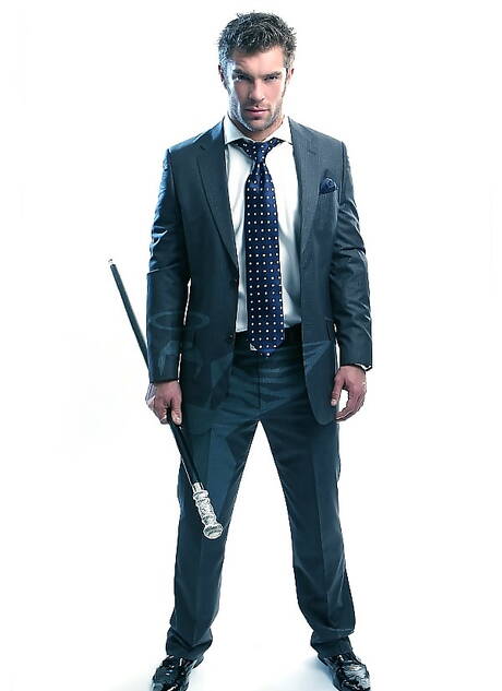 Der muskulöse Sean Lawrence zieht sich aus und zeigt seinen Hintern unter der heißen Dusche