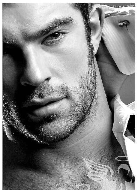 Der muskulöse Sean Lawrence zieht sich aus und zeigt seinen Hintern unter der heißen Dusche