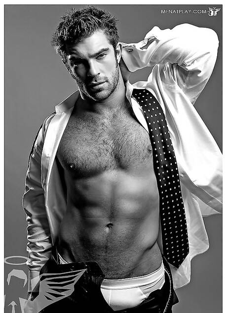 Der muskulöse Sean Lawrence zieht sich aus und zeigt seinen Hintern unter der heißen Dusche