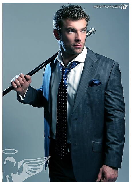 Der muskulöse Sean Lawrence zieht sich aus und zeigt seinen Hintern unter der heißen Dusche