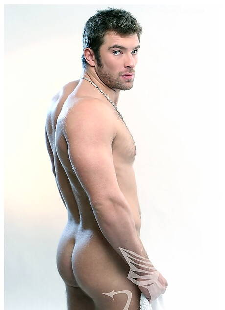 Der muskulöse Sean Lawrence zieht sich aus und zeigt seinen Hintern unter der heißen Dusche