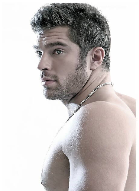 Der muskulöse Sean Lawrence zieht sich aus und zeigt seinen Hintern unter der heißen Dusche