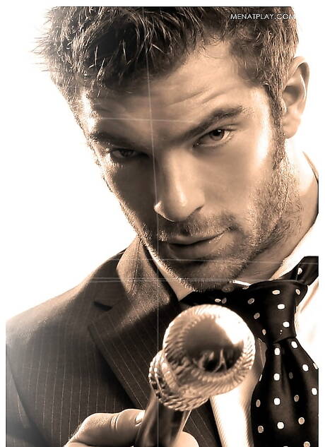 Der muskulöse Sean Lawrence zieht sich aus und zeigt seinen Hintern unter der heißen Dusche