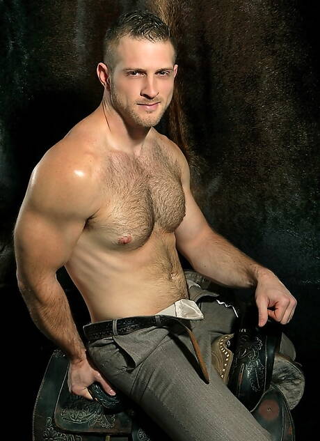 Amerikaanse bodybuilder Paul Wagner toont een gespierd lichaam