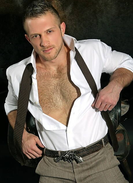 Amerikaanse bodybuilder Paul Wagner toont een gespierd lichaam