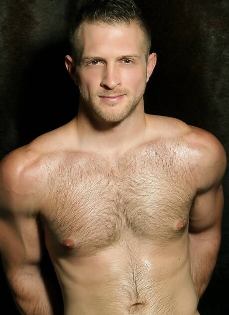 Amerikaanse bodybuilder Paul Wagner toont een gespierd lichaam