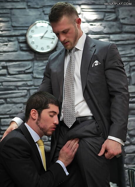 Men At Play: 키프로스 출신의 건장한 레오 도메니코와 미국산 강인한 황소 폴 와그너가 구강 성교 후 엉덩이를 엿먹는다