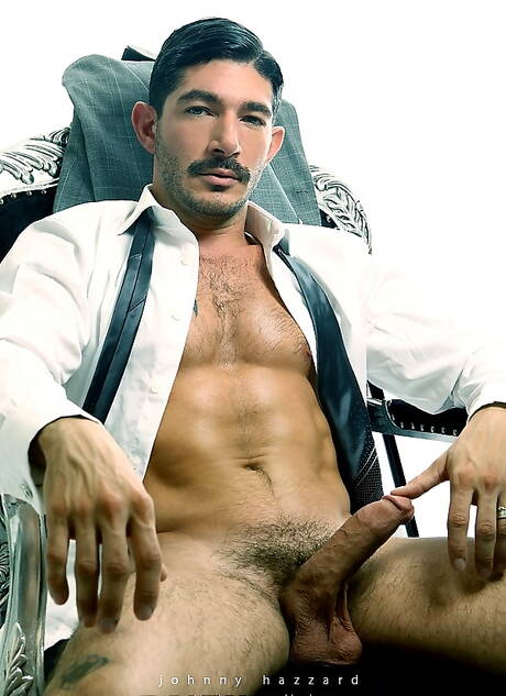 Il muscoloso americano Johnny Hazzard mostra un corpo robusto