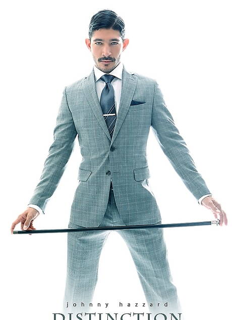 Il muscoloso americano Johnny Hazzard mostra un corpo robusto