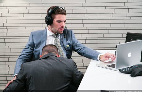 Der attraktive Adam Wirthmore und der Superhengst Adrian Toledo ficken sich nach dem Saugen in den Arsch