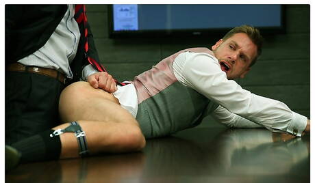 德國肌肉發達的漢斯·柏林和美國身材魁梧的湯姆·沃爾夫進行激烈的肛交