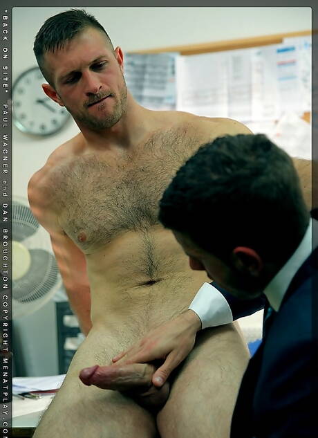 Engelse stoere kerel Dan Broughton en Amerikaanse stier Paul Wagner neuken elkaar na een pijpbeurt