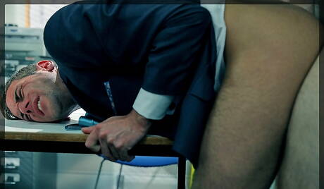 Engelse stoere kerel Dan Broughton en Amerikaanse stier Paul Wagner neuken elkaar na een pijpbeurt