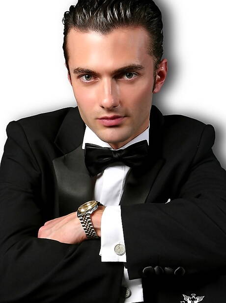 Der attraktive Justin Harris wichst seinen Schwanz