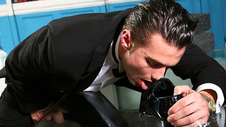 Der attraktive Justin Harris wichst seinen Schwanz