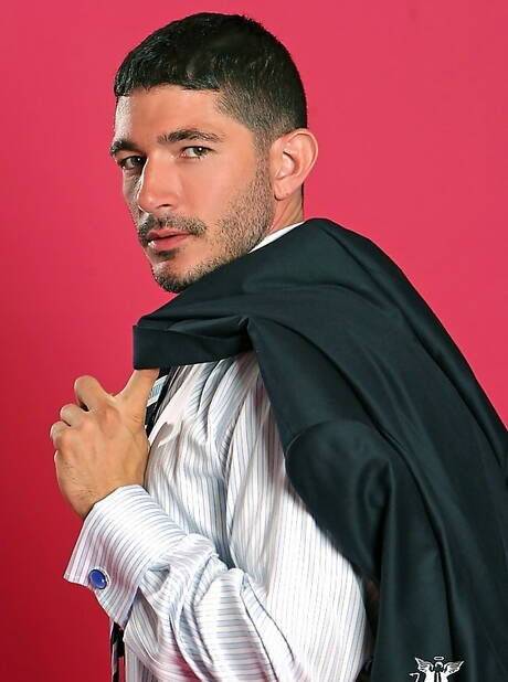 Il peloso stallone latino Jean Franko e il muscoloso americano Johnny Hazzard si scopano il culo dopo aver succhiato il cazzo