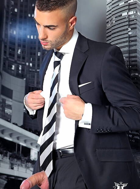 Francuski twardziel Will Helm bawi się penisem