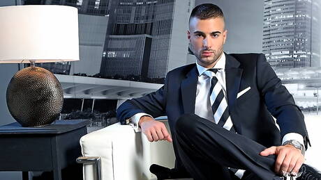 Francuski twardziel Will Helm bawi się penisem