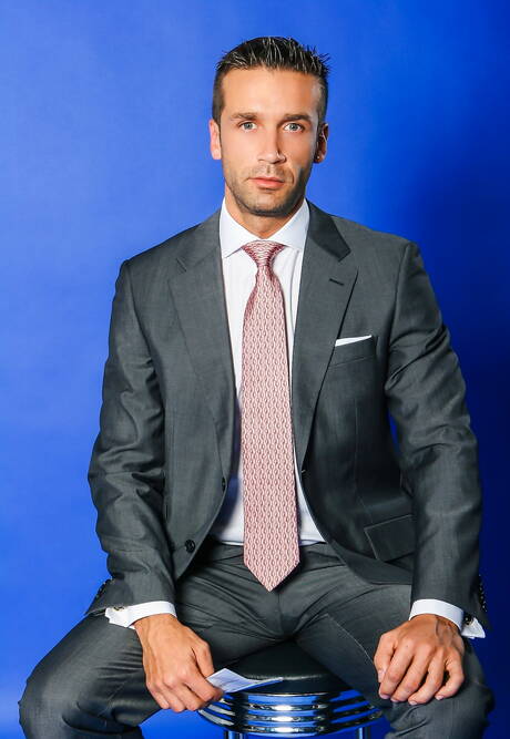 O durão espanhol Hugo Martin posando nu