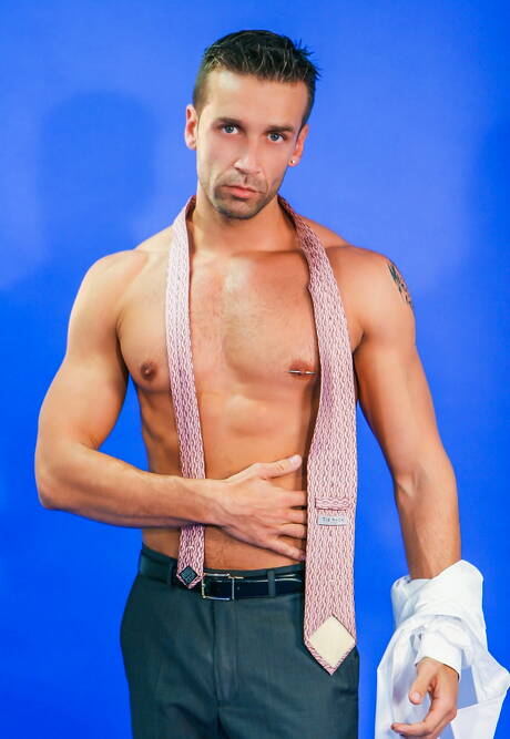 O durão espanhol Hugo Martin posando nu