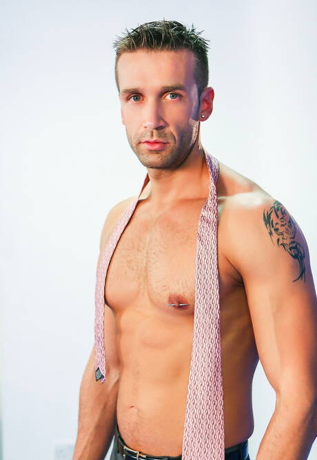 Men At Play: O durão espanhol Hugo Martin posando nu