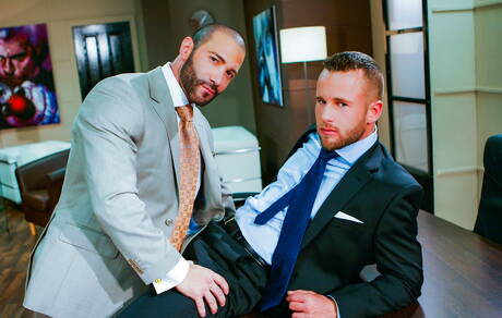 O musculoso Ben Brown e o garanhão Junior Stelliano se chupando e transando