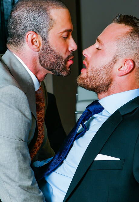 O musculoso Ben Brown e o garanhão Junior Stelliano se chupando e transando