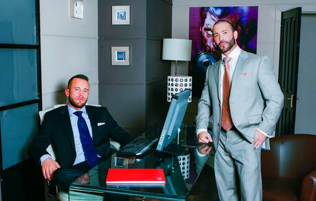 O musculoso Ben Brown e o garanhão Junior Stelliano se chupando e transando