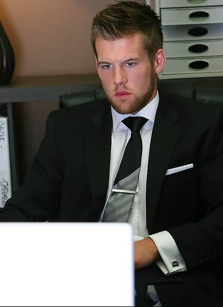 Der gut gebaute David Jones spielt mit seinem Schwanz