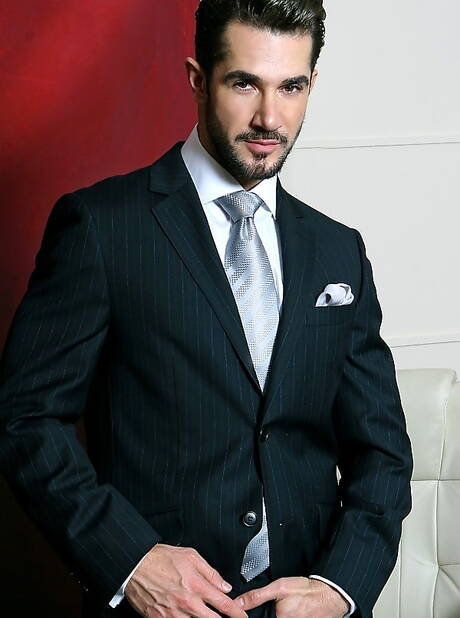 La lontra inglese Dean Monroe si masturba con un giocattolo