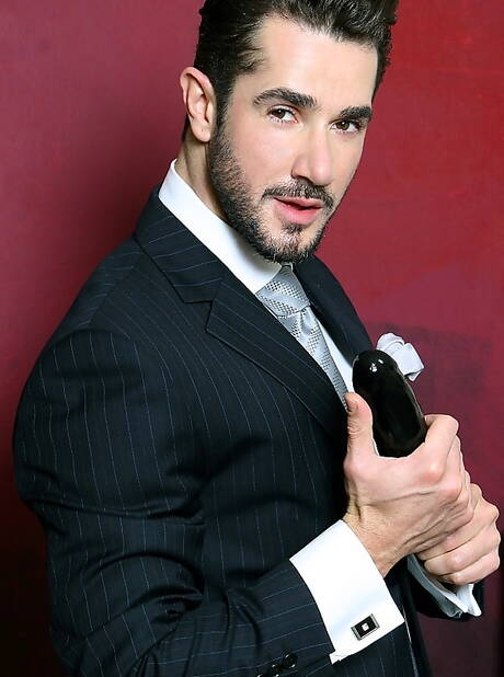 La lontra inglese Dean Monroe si masturba con un giocattolo