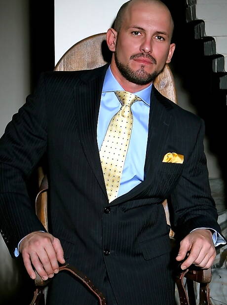 Superhengst Max Duran und der englische Bodybuilder Neil Stevens lassen sich gerne fesseln